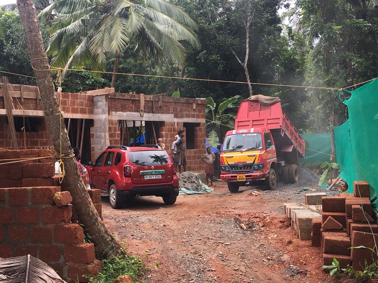 Thomas Oomen's work with cars in front of a home in Inida