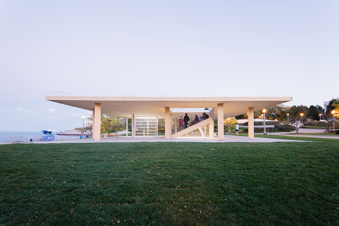 Ultramoderne Chicago Horizon building with green lawn and people